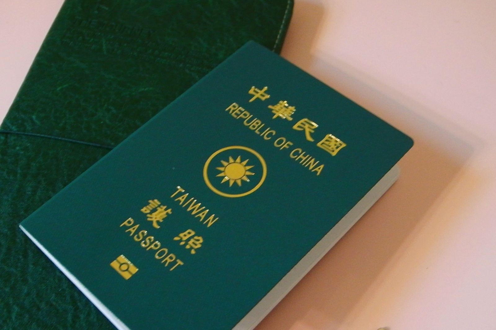 出國必看!護照只檢查日期漏掉這邊,有人被拒入境遣返、有人被拘禁35hr